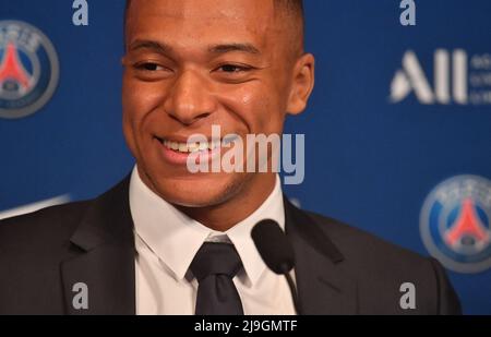 Paris, Frankreich, 23/05/2022, Paris der französische Vorbote von Saint-Germain, Kylian Mbappe, nimmt an einer Pressekonferenz im Stadion Parc des Princes in Paris am 23. Mai 2022 Teil. Zwei Tage, nachdem der Club den Ligue 1-Titel zum zehnten Mal gewann, entschied sich sein Superstar-Stürmer Mbappe, einen neuen Vertrag bis 2025 bei PSG zu unterzeichnen, anstatt Real Madrid beizutreten. Foto von Christian Liewig/ABACAPRESS.COM Quelle: Abaca Press/Alamy Live News Stockfoto