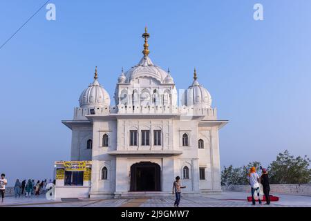 Anandpur Sahib, Indien - 2022. März: Portrait des männlichen sikh (Nihang Sardar) während der Feier von Hola Mohalla in Anandpur Sahib auf holi-Festival. Stockfoto