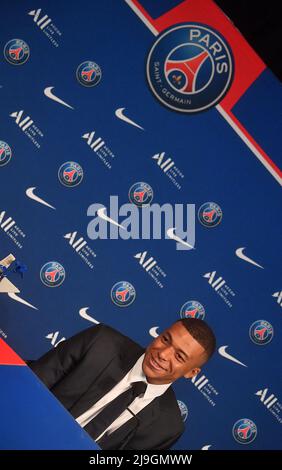 Paris, Frankreich, 23/05/2022, Paris der französische Vorbote von Saint-Germain, Kylian Mbappe, nimmt an einer Pressekonferenz im Stadion Parc des Princes in Paris am 23. Mai 2022 Teil. Zwei Tage, nachdem der Club den Ligue 1-Titel zum zehnten Mal gewann, entschied sich sein Superstar-Stürmer Mbappe, einen neuen Vertrag bis 2025 bei PSG zu unterzeichnen, anstatt Real Madrid beizutreten. Foto von Christian Liewig/ABACAPRESS.COM Quelle: Abaca Press/Alamy Live News Stockfoto