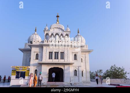 Anandpur Sahib, Indien - 2022. März: Portrait des männlichen sikh (Nihang Sardar) während der Feier von Hola Mohalla in Anandpur Sahib auf holi-Festival. Stockfoto