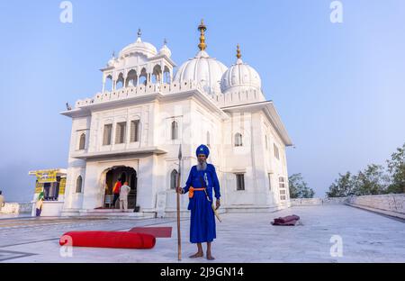 Anandpur Sahib, Indien - 2022. März: Portrait des männlichen sikh (Nihang Sardar) während der Feier von Hola Mohalla in Anandpur Sahib auf holi-Festival. Stockfoto