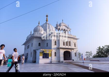 Anandpur Sahib, Indien - 2022. März: Portrait des männlichen sikh (Nihang Sardar) während der Feier von Hola Mohalla in Anandpur Sahib auf holi-Festival. Stockfoto