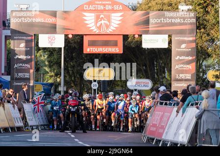 Frauen, die darauf warten, das Rennen der Sportsbreaks Tour Series in Clacton on on Sea, Essex, Großbritannien, zu starten. Kriterium Straßenumlauf Straßenrennen Stockfoto