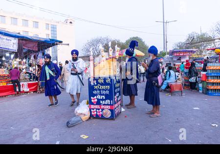 Anandpur Sahib, Indien - 2022. März: Portrait des männlichen sikh (Nihang Sardar) während der Feier von Hola Mohalla in Anandpur Sahib auf holi-Festival. Stockfoto