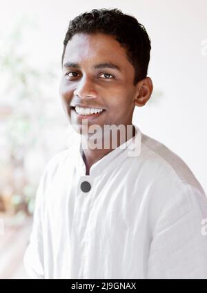 Ein Porträt eines srilankischen Spa-Assistenten im Six Senses Spa, Heritance Kandalama, Dambulla, Sri Lanka. Stockfoto