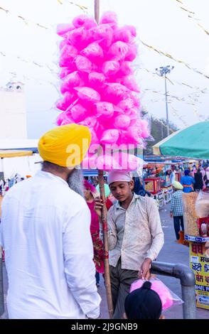 Anandpur Sahib, Indien - 2022. März: Portrait des männlichen sikh (Nihang Sardar) während der Feier von Hola Mohalla in Anandpur Sahib auf holi-Festival. Stockfoto