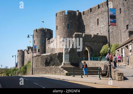 Wales Castle, Blick im Sommer auf den Haupteingang von Pembroke Castle in Westgate Hill im Stadtzentrum von Pembroke, Pembrokeshire, Wales, Großbritannien Stockfoto