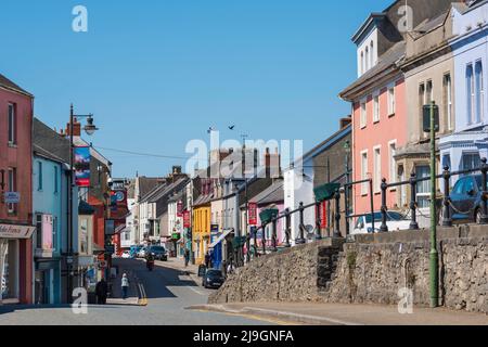 Pembroke Wales, Blick im Sommer auf die Geschäfte an der Main Street im Zentrum von Pembroke, Pembrokeshire, Wales, Großbritannien Stockfoto