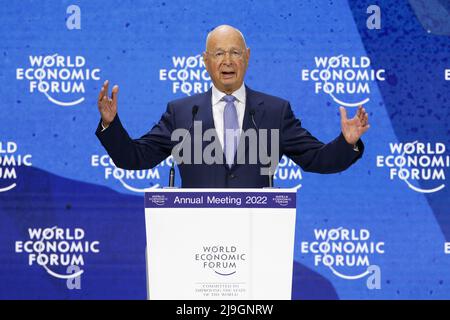 Davos, Schweiz. 23.. Mai 2022. Klaus Schwab, Gründer und Vorsitzender des Weltwirtschaftsforums (WEF), hält eine Rede auf der WEF-Jahrestagung 2022 am 23. Mai 2022 in Davos, Schweiz. Quelle: Zheng Huansong/Xinhua/Alamy Live News Stockfoto