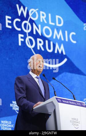 Davos, Schweiz. 23.. Mai 2022. Klaus Schwab, Gründer und Vorsitzender des Weltwirtschaftsforums (WEF), hält eine Rede auf der WEF-Jahrestagung 2022 am 23. Mai 2022 in Davos, Schweiz. Quelle: Zheng Huansong/Xinhua/Alamy Live News Stockfoto