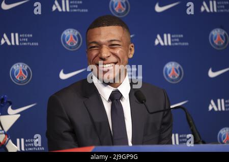 Paris, Frankreich, 23/05/2022, Kylian Mbappe von PSG während einer Pressekonferenz nach der Verlängerung seines Vertrags in Paris Saint-Germain bis 2025, am 23. Mai 2022 im Stadion Parc des Princes in Paris, Frankreich - Foto: Jean Catuffe/DPPI/LiveMedia Kredit: Unabhängige Fotoagentur/Alamy Live News Stockfoto