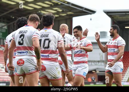 Leigh, England - 22.. Mai 2022 - Blake Ferguson von Leigh Centurions feiert mit Teamkollegen, nachdem er seinen 4.-Anversuch bei seinem Debüt erzielt hat. Rugby League Betfred Championship Leigh Centurions vs Workington Town im Leigh Sports Village Stadium, Leigh, Großbritannien Dean Williams Stockfoto