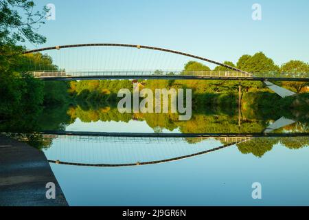 Frühlingsmorgen an der Millennium Bridge über dem Fluss Ouse in York, England. Stockfoto