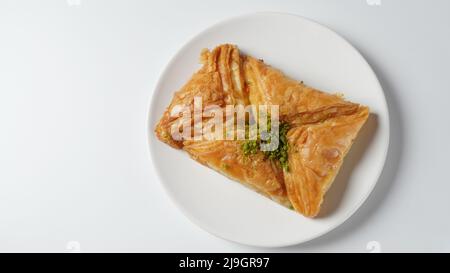 Baklava ein mehrlagiges Dessert aus Filoteig, gefüllt mit gehackten Nüssen und gesüßt mit Sirup oder Honig. Stockfoto