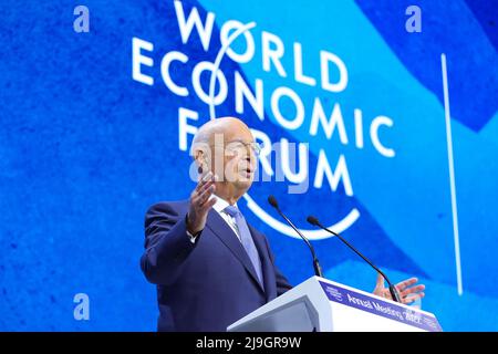 Davos, Schweiz. 23.. Mai 2022. Klaus Schwab, Gründer und Vorsitzender des Weltwirtschaftsforums (WEF), hält eine Rede auf der WEF-Jahrestagung 2022 am 23. Mai 2022 in Davos, Schweiz. Quelle: Zheng Huansong/Xinhua/Alamy Live News Stockfoto