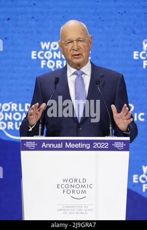 Davos, Schweiz. 23.. Mai 2022. Klaus Schwab, Gründer und Vorsitzender des Weltwirtschaftsforums (WEF), hält eine Rede auf der WEF-Jahrestagung 2022 am 23. Mai 2022 in Davos, Schweiz. Quelle: Zheng Huansong/Xinhua/Alamy Live News Stockfoto