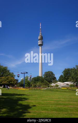 Dortmund, Nordrhein-Westfalen, Deutschland - Westfalenpark Dortmund mit Seilbahn vor dem Fernsehturm Florian. Stockfoto