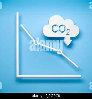 CO2 Reduktionskonzept. Wolkenförmiges Objekt mit dem ausgestanzten Wort CO2 und einem Pfeil nach unten über einem Diagramm mit einer fallenden Kurve. Blauer Hintergrund Stockfoto