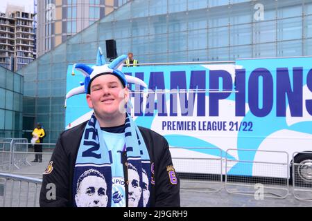 Manchester, Großbritannien, 23.. Mai 2022. Ein begeisterter MCFC-Fan wartet auf den Beginn der Parade. Der Manchester City Football Club bereitet sich auf eine Siegesparade vor, um den Sieg des Clubs in der Premier League zu feiern, nachdem er am 22.. Mai im Etihad Stadium Aston Villa besiegt hatte. Die Parade der offenen Busse wird durch das Zentrum von Manchester, England, Großbritannien, fahren. Der Club sagte: „Der Club wird seinen Sieg mit Fans mit einer Open-Top-Busparade im Stadtzentrum von Manchester am Montag, dem 23.. Mai feiern, die mit einer Bühnenshow im Deansgate (Beetham Tower) endet.“ Quelle: Terry Waller/Alamy Live News Stockfoto