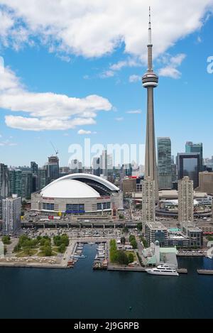 Der CN Tower und das Rogers Center an einem sonnigen Tag Stockfoto