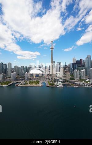 Der CN Tower und das Rogers Center an einem sonnigen Tag Stockfoto
