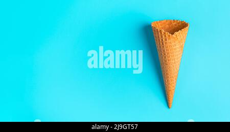 Ein leerer Eiskegel auf blauem Hintergrund. Stockfoto