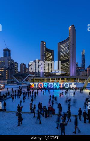 Toronto, CA - 24. Januar 2022: Toronto City Hall und Nathan Phillips Square in der Abenddämmerung Stockfoto