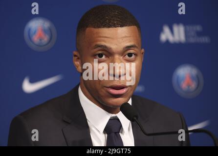 Paris, Frankreich, 23/05/2022, Kylian Mbappe von PSG während einer Pressekonferenz nach der Verlängerung seines Vertrags in Paris Saint-Germain bis 2025, am 23. Mai 2022 im Stadion Parc des Princes in Paris, Frankreich - Foto: Jean Catuffe/DPPI/LiveMedia Kredit: Unabhängige Fotoagentur/Alamy Live News Stockfoto