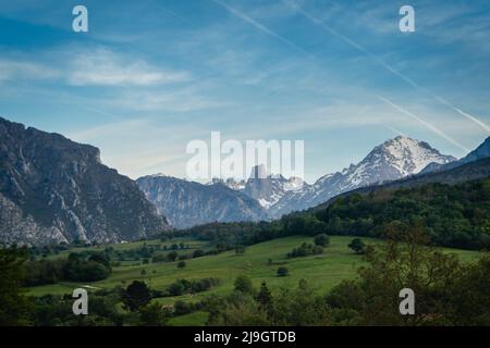 Pico Urriellu "Naranjo del Bulnes" aus der Sicht von Arenas de Cabrales. Asturien. Spanien Stockfoto