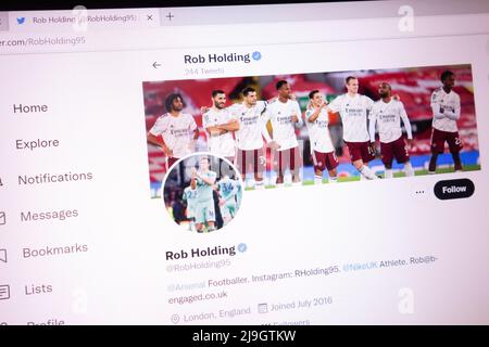 KONSKIE, POLEN - 21. Mai 2022: Der offizielle Twitter-Account von Rob Holding wird auf dem Laptop-Bildschirm angezeigt Stockfoto