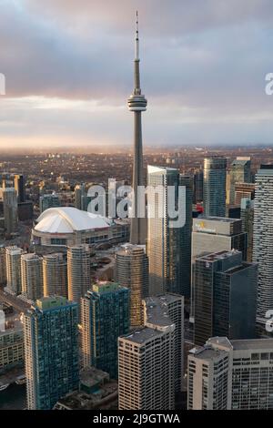 Der CN Tower und das Rogers Center an einem sonnigen Tag Stockfoto