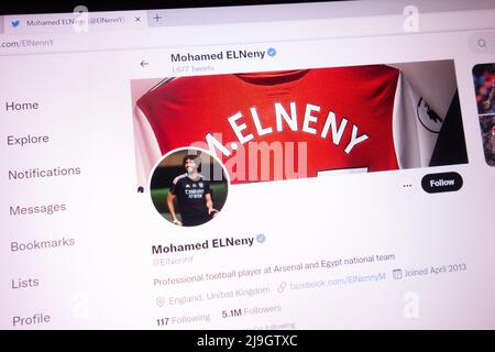 KONSKIE, POLEN - 21. Mai 2022: Mohamed Elneny offizieller Twitter-Account auf dem Laptop-Bildschirm angezeigt Stockfoto