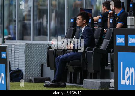 Mailand, Italien. 22.. Mai 2022. Steven Zhang, Präsident des FC Internazionale, schaut während des Fußballspiels der Serie A 2021/22 zwischen dem FC Internazionale und der UC Sampdoria im Giuseppe Meazza Stadium, Mailand, Italien am 22. Mai 2022 Quelle: Independent Photo Agency/Alamy Live News Stockfoto