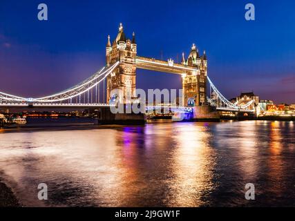 Ein Wahrzeichen Londons, die Tower Bridge, von der Shad Thames bei Nacht aus gesehen Stockfoto