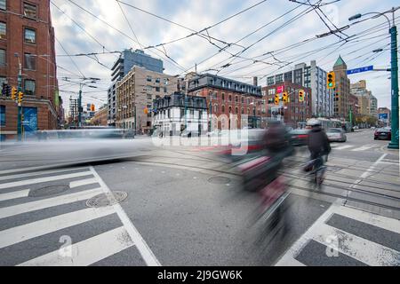 Toronto, KANADA Radfahrer auf der King Street West und Spadina Avenue Stockfoto