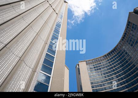 Toronto, Kanada Mai 20. 2022 Blick auf das Rathaus von Toronto an einem sonnigen Tag in Toronto, Kanada. Stockfoto
