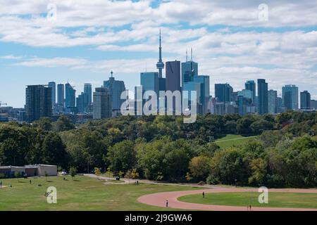 Die Skyline der Innenstadt von Toronto, Kanada, mit dem CN Tower im Frühling vom Riverdale Park East Stockfoto