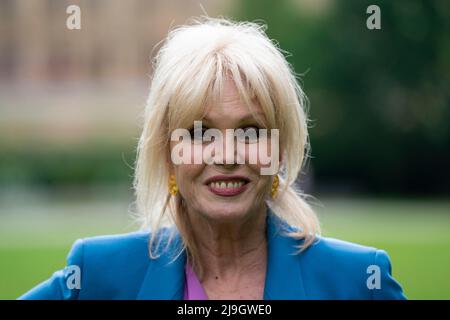 Dame Joanna Lumley in den Victoria Tower Gardens in Westminster, London, nachdem sie die Minister dazu aufgerufen hatte, eine parlamentarische Untersuchung über medizinische Forschungsmethoden im Vereinigten Königreich einzuleiten und davor zu warnen, dass Tierversuche „fehlgeschlagene Patienten“ sind. Bilddatum: Montag, 23. Mai 2022. Stockfoto