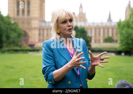 Dame Joanna Lumley spricht zu den Medien, nachdem sie die Minister dazu aufgerufen hatte, eine parlamentarische Untersuchung über medizinische Forschungsmethoden im Vereinigten Königreich einzuleiten und davor zu warnen, dass Tierversuche „fehlgeschlagene Patienten“ sind, in Victoria Tower Gardens, Westminster. Bilddatum: Montag, 23. Mai 2022. Stockfoto