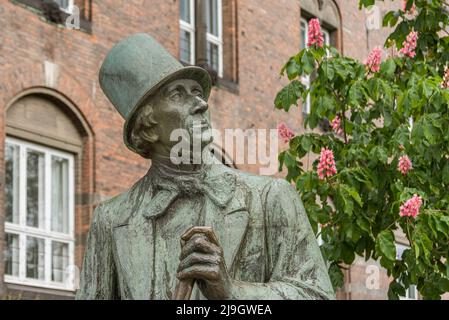 Bronzebüste des dänischen Schriftstellers H C Andersen, sitzend vor einem Backsteingebäude in Kopenhagen, Dänemark, 21. Mai 2022 Stockfoto