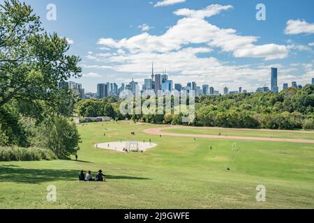 Die Skyline der Innenstadt von Toronto, Kanada, mit dem CN Tower im Frühling vom Riverdale Park East Stockfoto