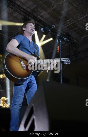 22. Mai 2022, Padova, Italien: James Hillier Blount (geboren am 22. Februar 1974), besser bekannt als James Blunt, ist ein englischer Sänger, Songwriter, Musiker und Plattenproduzent. Als ehemaliger Aufklärungsoffizier im Rettungsregiment der britischen Armee diente er während des Kosovo-Krieges 1999 unter der NATO. Nachdem er das Militär verlassen hatte, erlangte er 2004 mit der Veröffentlichung seines Debütalbums Back to Bedlam Weltruhm mit den Singles ''You're Beautiful'' und ''Auf Wiedersehen My Lover''...Blunts erstes Album verkaufte sich weltweit über 11 Millionen Mal, was die britische Albumkarte toppte und einen Höhepunkt bei n erreichte Stockfoto