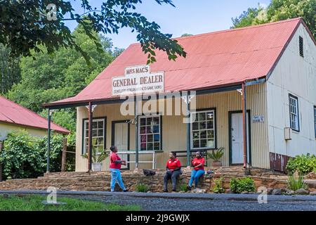 Mrs. Mac's General Dealer in der historischen Bergbaustadt Pilgrim's Rest / Pelgrimsrus, jetzt kleine Museumsstadt in der Provinz Mpumalanga, Südafrika Stockfoto