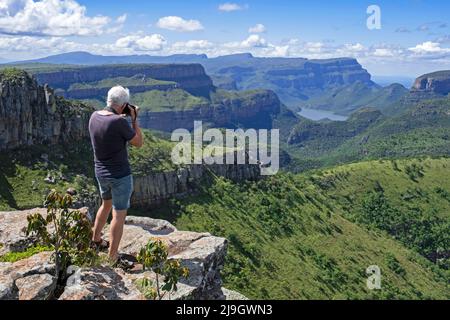 Westlicher Tourist am Lowveld Aussichtspunkt mit Blick auf den Blyde River Canyon / Blyderivierspoort, Provinz Mpumalanga, Südafrika Stockfoto
