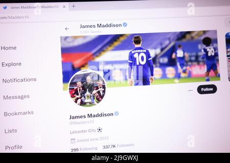 KONSKIE, POLAND - May 21, 2022: James Maddison offizieller Twitter-Account auf dem Laptop-Bildschirm angezeigt Stockfoto