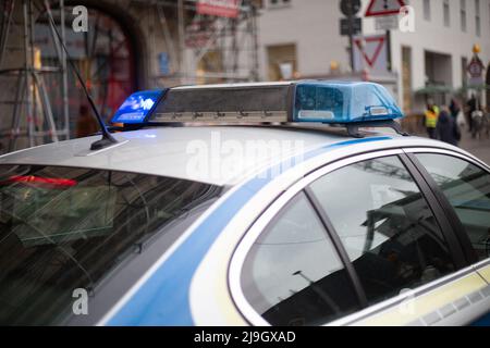 München, Deutschland. 23.. Mai 2022. Polizeiauto mit Blaulicht in Betrieb. (Foto: Alexander Pohl/Sipa USA) Quelle: SIPA USA/Alamy Live News Stockfoto