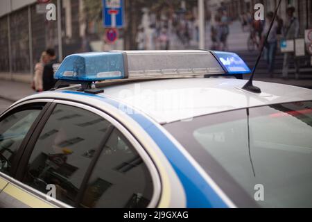 München, Deutschland. 23.. Mai 2022. Polizeiauto mit Blaulicht in Betrieb. (Foto: Alexander Pohl/Sipa USA) Quelle: SIPA USA/Alamy Live News Stockfoto