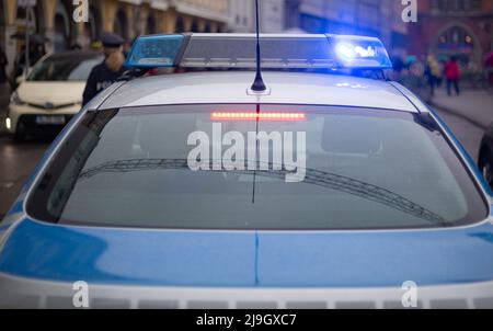 München, Deutschland. 23.. Mai 2022. Polizeiauto mit Blaulicht in Betrieb. (Foto: Alexander Pohl/Sipa USA) Quelle: SIPA USA/Alamy Live News Stockfoto