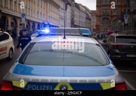 München, Deutschland. 23.. Mai 2022. Polizeiauto mit Blaulicht in Betrieb. (Foto: Alexander Pohl/Sipa USA) Quelle: SIPA USA/Alamy Live News Stockfoto