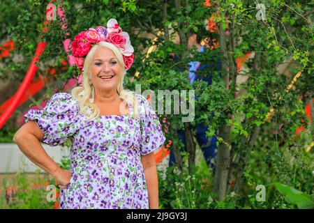 Chelsea, London, Großbritannien. 23.. Mai 2022. Moderatorin Vanessa Feltz mit Partnerin Ben Ofoedu. Der Chelsea Flower Show Press Day sieht eine Vorschau der Show vor, die in das Royal Hospital Chelsea zurückkehrt und dieses Jahr vom 24. Bis 28. Mai stattfindet. Kredit: Imageplotter/Alamy Live Nachrichten Stockfoto